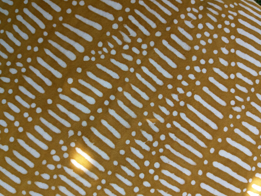 Coussin en bogolan 60x60, modèle AWA1 – Image 3