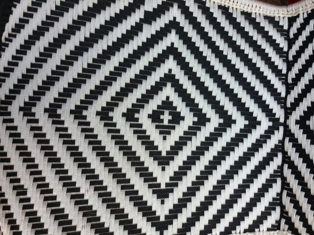 Fauteuil tressé, modéle Koori rond NOIR ET BLANC – Image 2