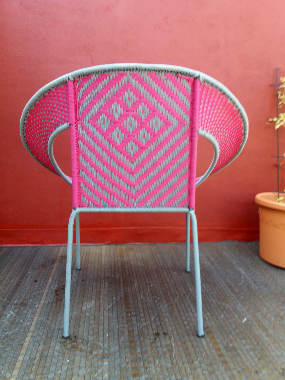 Fauteuil tressé, modéle Koori rond rose et gris – Image 2