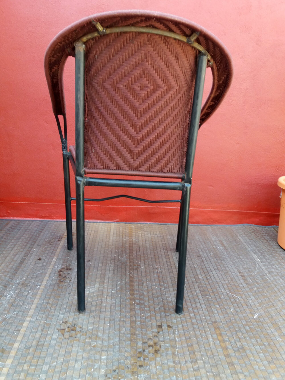 Chaise à accoudoir, modéle SIGUILAN CHOCOLAT – Image 4