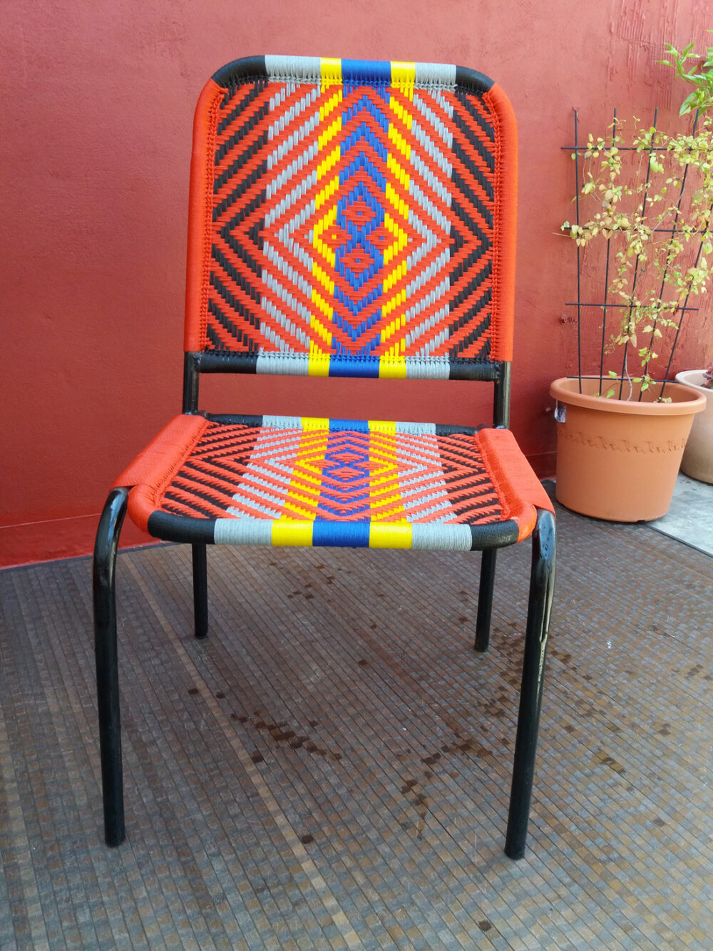 Chaise XL, modéle Fanagama multicolore avec losange orange
