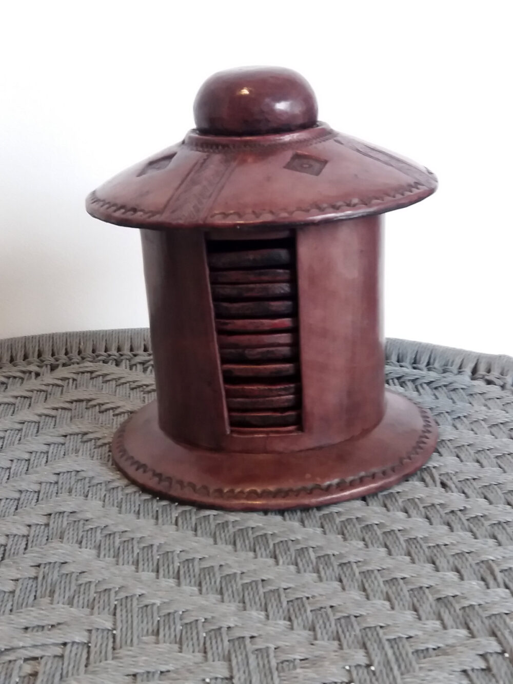 Lot de 12 sous-verres en cuir marron et sa boite en cuir assortie, modèle KEUR1 – Image 3