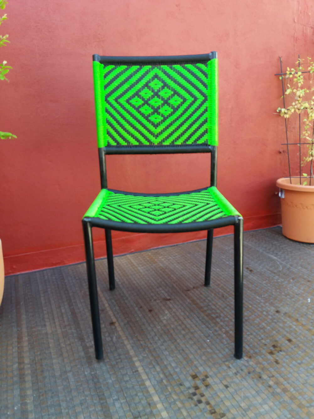 Chaise tressée, modéle Cooko noire et verte