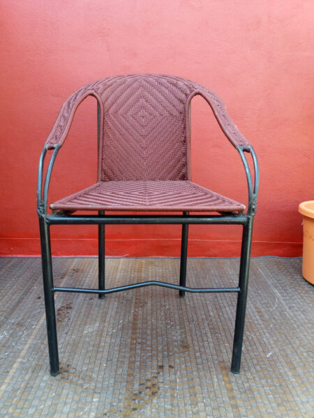 Chaise à accoudoir, modéle SIGUILAN CHOCOLAT