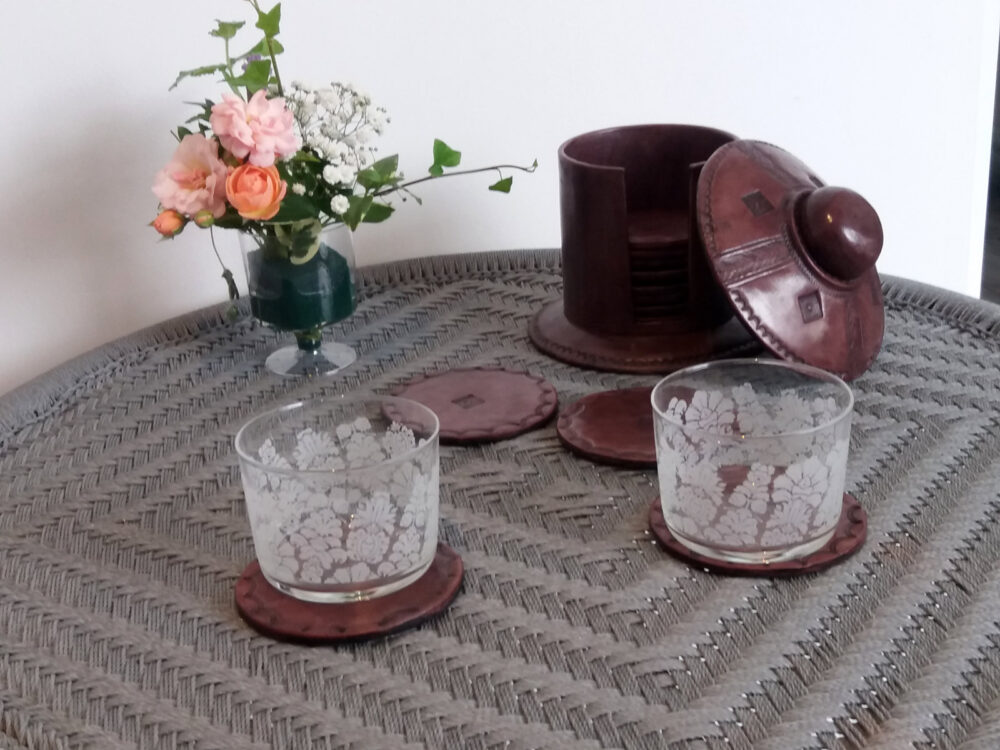 Lot de 12 sous-verres en cuir marron et sa boite en cuir assortie, modèle KEUR1 – Image 2