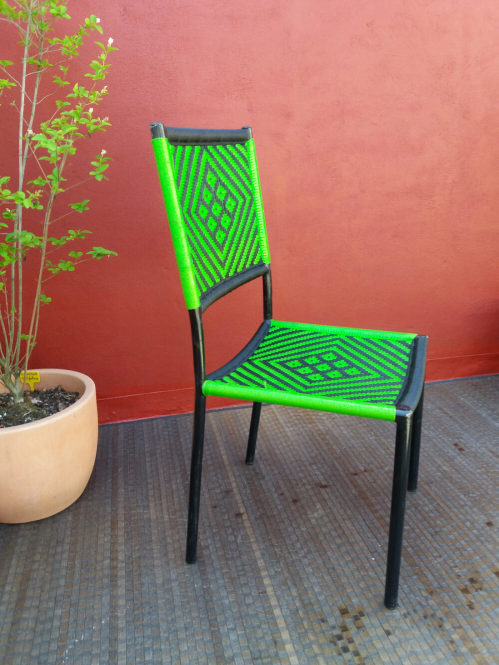 Chaise tressée, modéle Cooko noire et verte – Image 3
