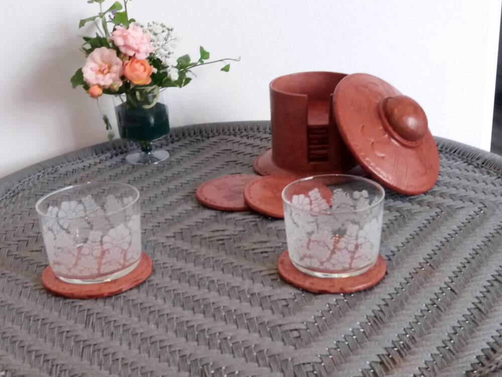 Lot de 12 sous-verres en cuir naturel et sa boite en cuir assortie, modèle KEUR4 – Image 2