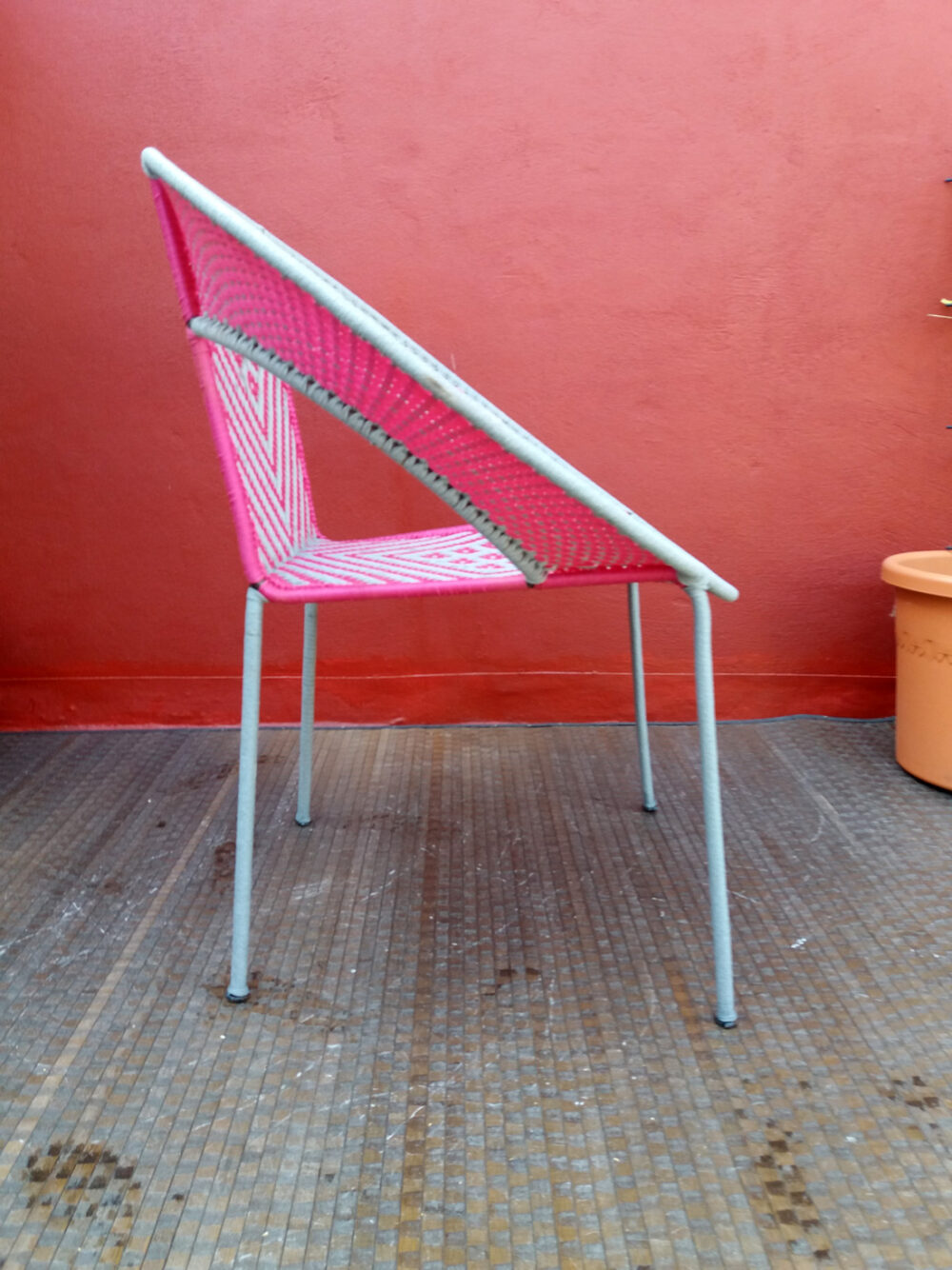 Fauteuil tressé, modéle Koori rond rose et gris – Image 4