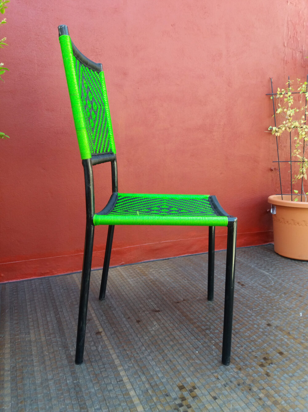 Chaise tressée, modéle Cooko noire et verte – Image 2