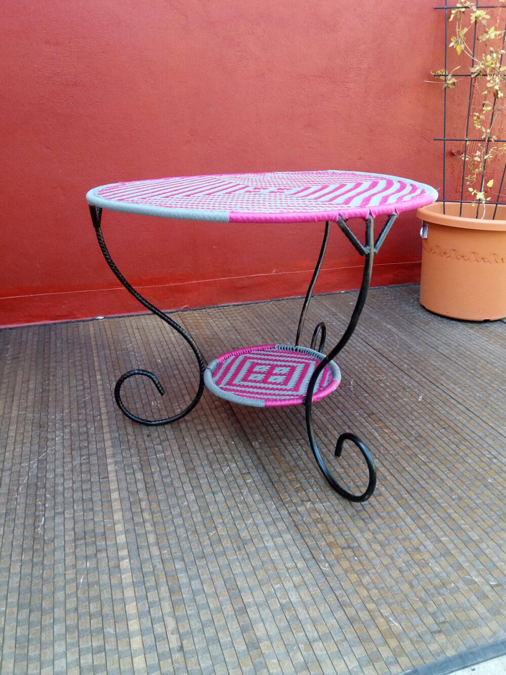 Table Basse tressée , modèle MINFEN rose et grise