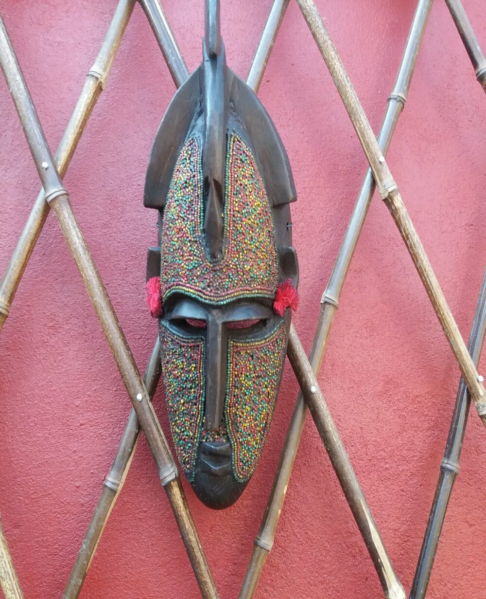 Masque décoratif, en bois et perle 39 cm, modèle KONON2