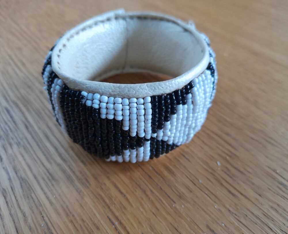 Bracelet en cuir et perles de rocailles