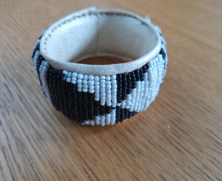 Bracelet en cuir et perles de rocailles