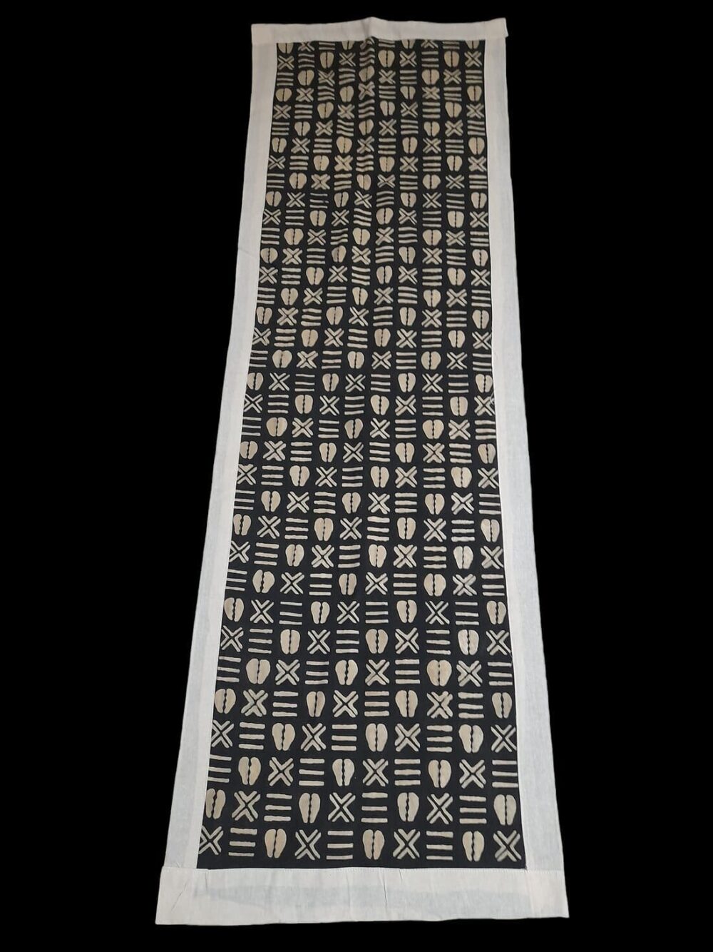 Chemin de table modèle "graphique sur fond noir" - bogolan sur coton -