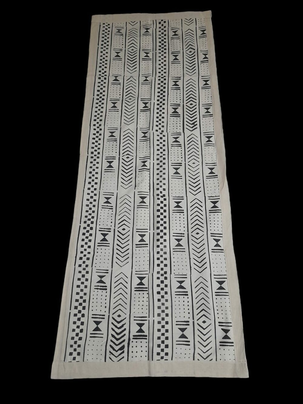 Chemin de table modèle "graphique sur fond beige" - bogolan sur coton