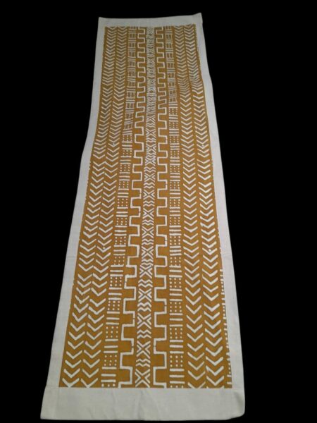 Chemin de table modèle "graphique sur fond ocre Jaune" - bogolan sur coton -