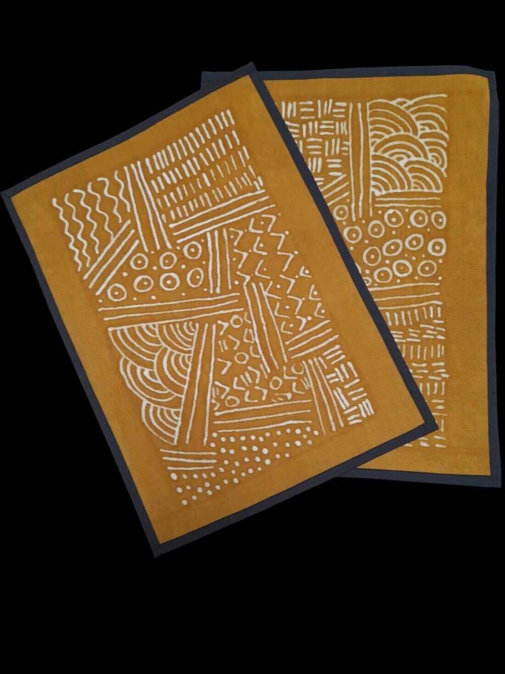 Set de table modèle "graphique" -couleur ocre jaune- bogolan sur coton - lot de 2