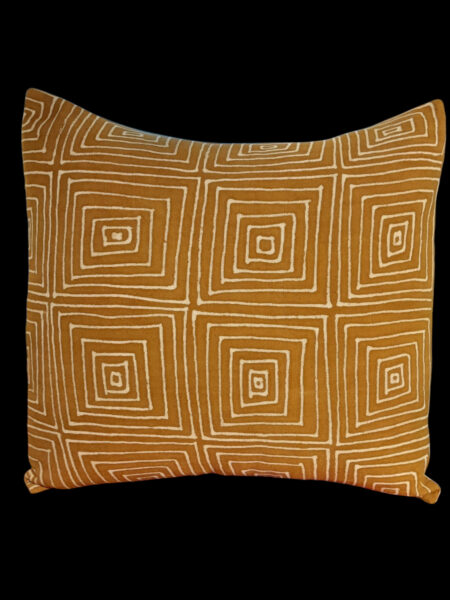 Coussin en bogolan 45x45, modèle ocre graphique