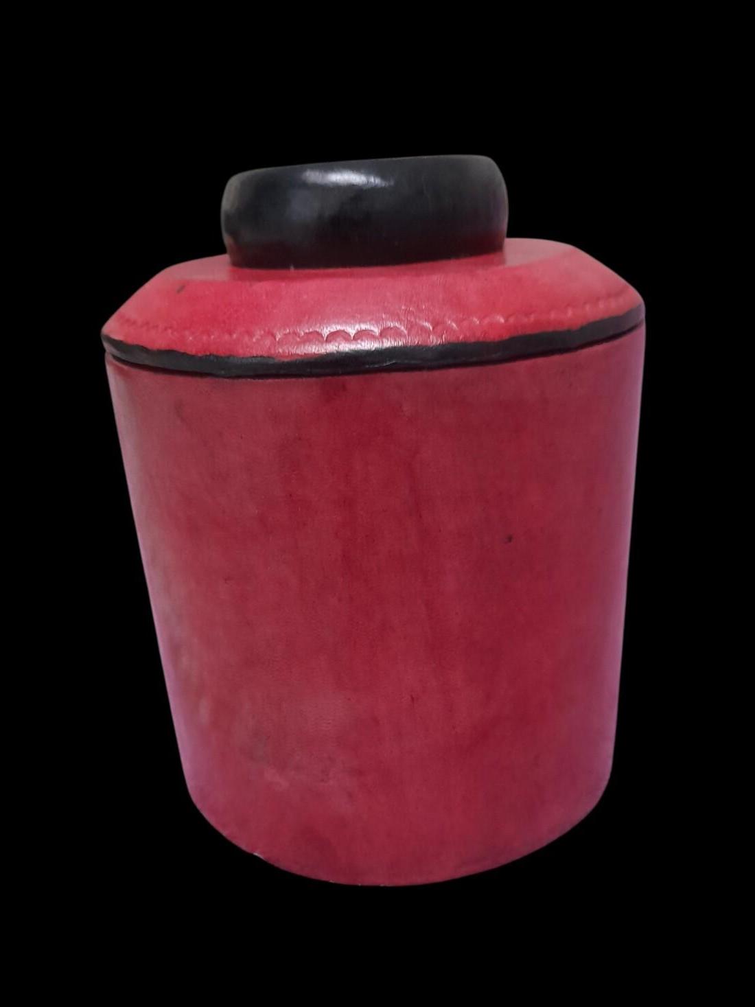 Boite à bijoux en cuir teinté bicolore rouge et noir, hauteur 12,5 x 9,5 cm